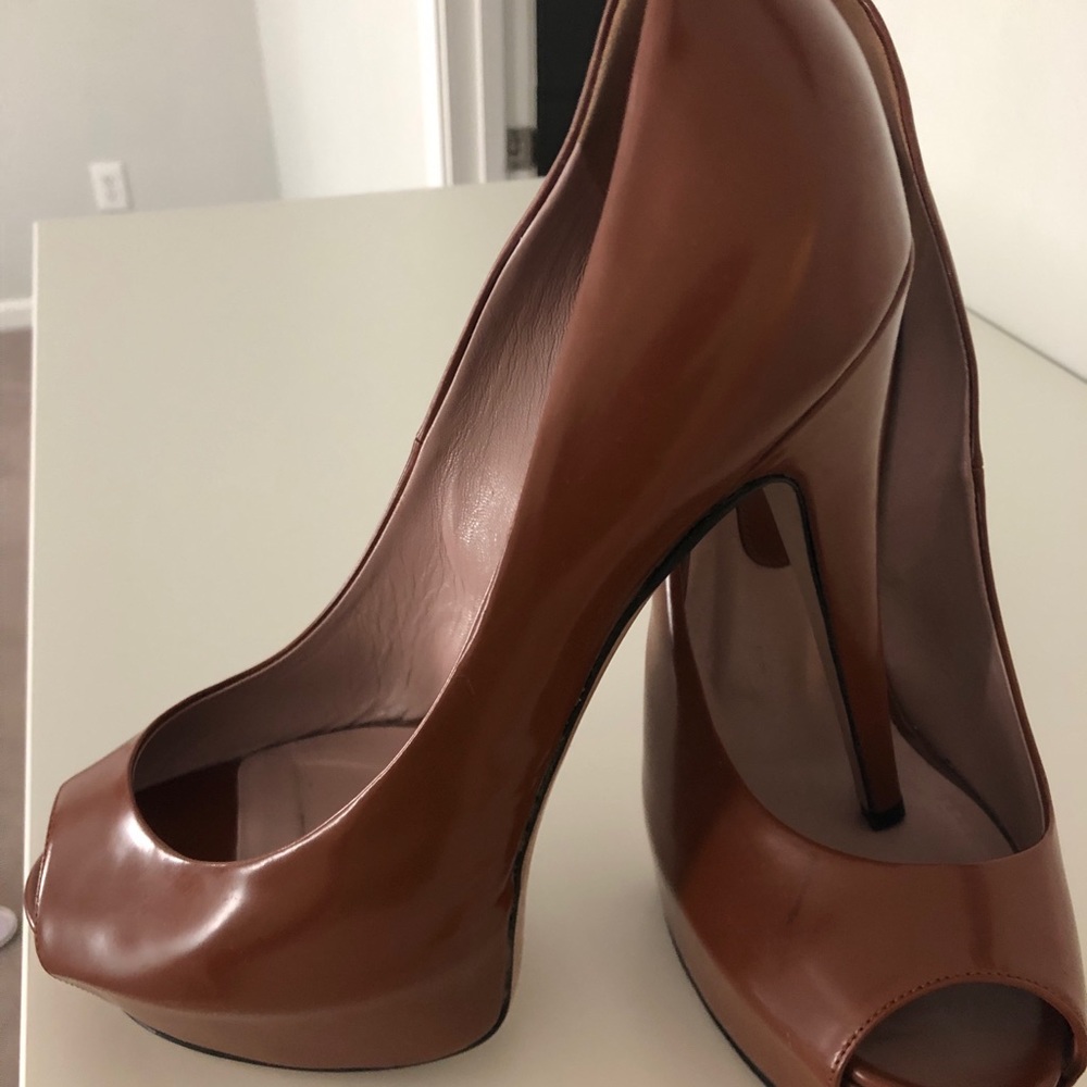 Gucci patent leather brown peep toes pump heels - Picture 4 of 6